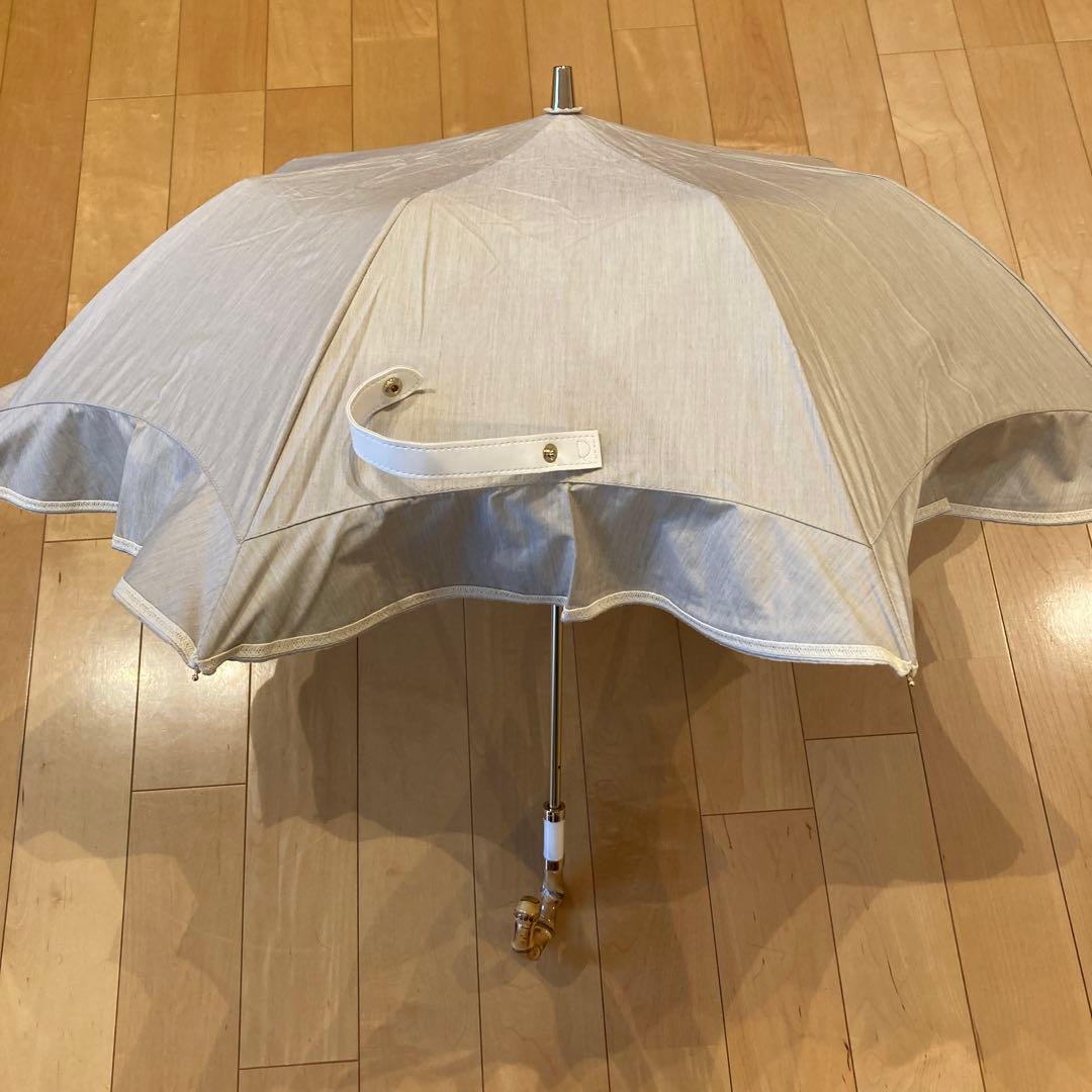 グレイシー　バンブー持ち手付きベージュフリル日傘