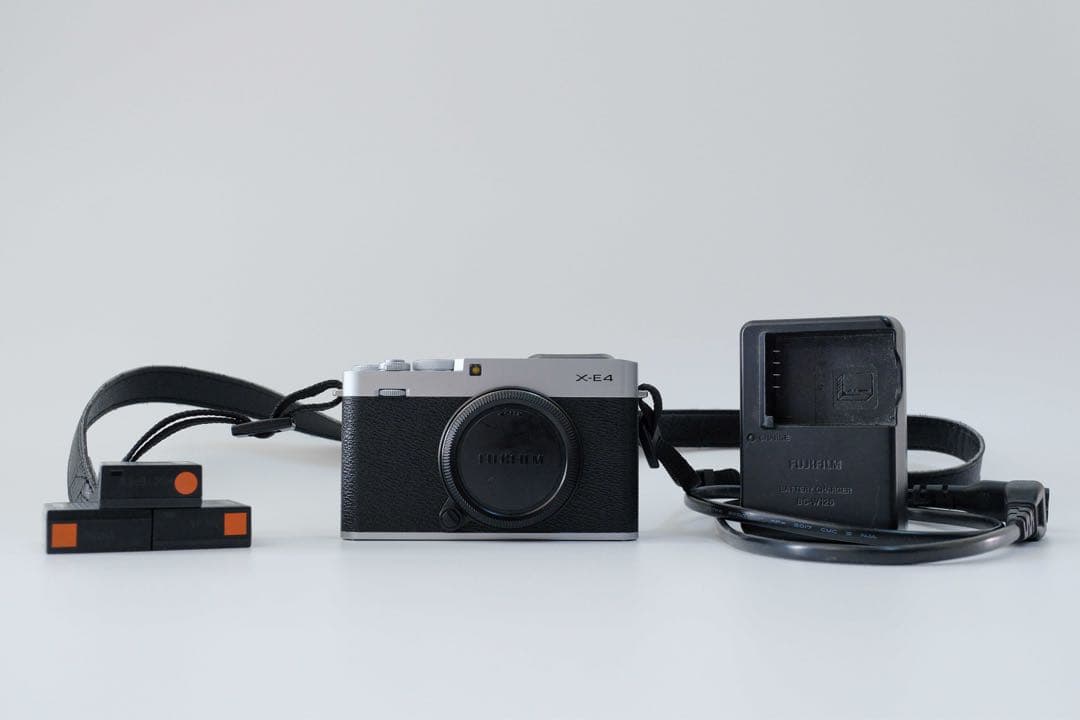 【美品/使用少】X-E4撮影2779枚★バッテリー3個★調整ファインダーフード付