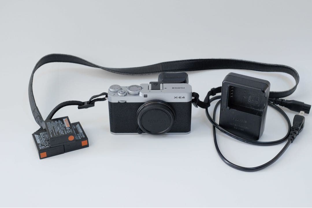 【美品/使用少】X-E4撮影2779枚★バッテリー3個★調整ファインダーフード付