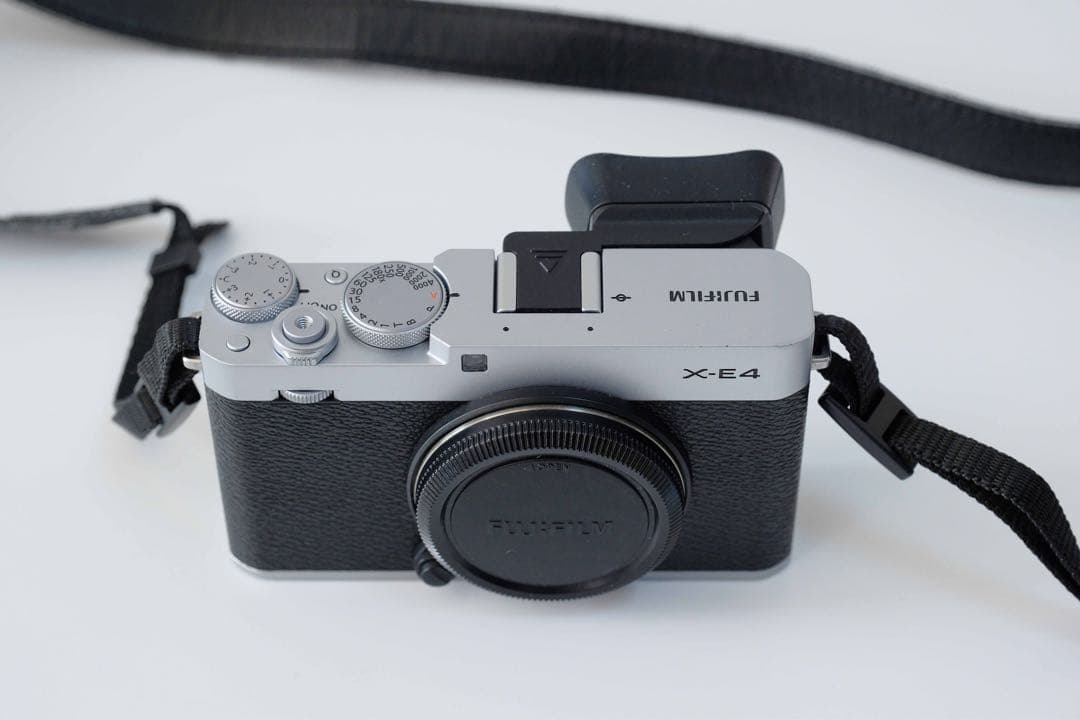 【美品/使用少】X-E4撮影2779枚★バッテリー3個★調整ファインダーフード付