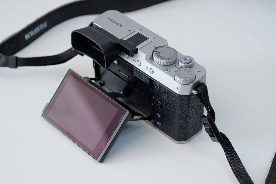 【美品/使用少】X-E4撮影2779枚★バッテリー3個★調整ファインダーフード付