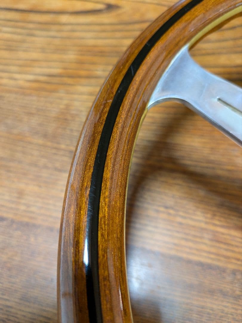 ローバーミニに使用していた、ナルディのクラシックです。ボス付き美品