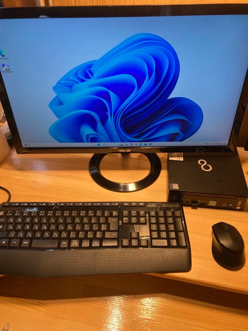 富士通　PC　Q558/B 黒　16ギガ　 Windows11 pro 9世代