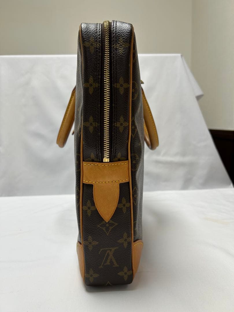 LOUIS VUITTON モノグラム ポルトドキュマン ヴォワヤージュ