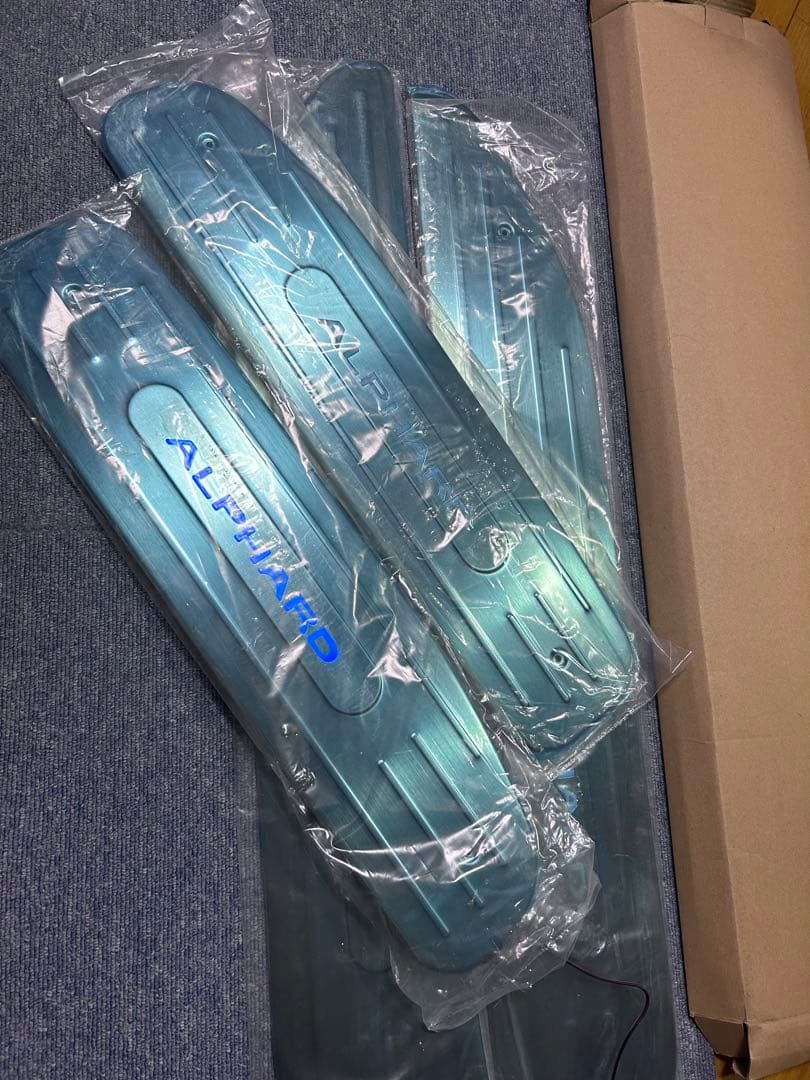 ALPHARD 10系　LEDスカッフプレート 青 未使用
