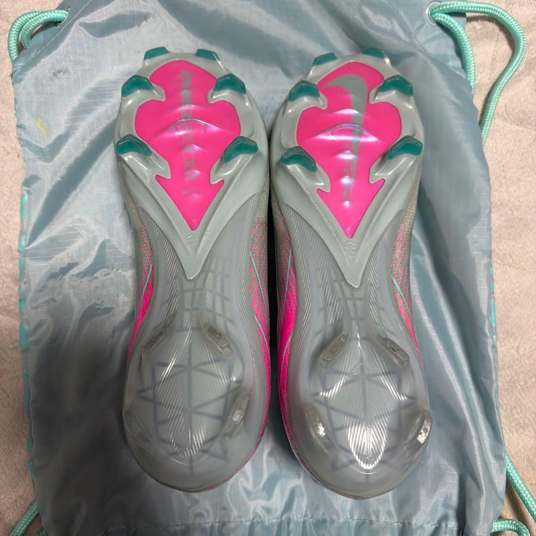 Nike サッカーシューズ グレー/ピンク　トップモデル