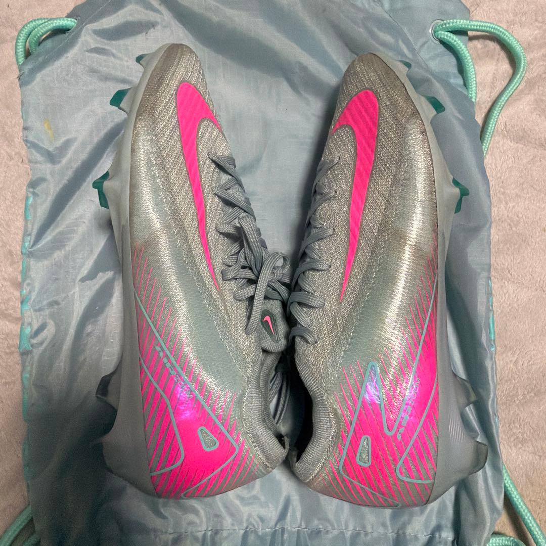 Nike サッカーシューズ グレー/ピンク　トップモデル