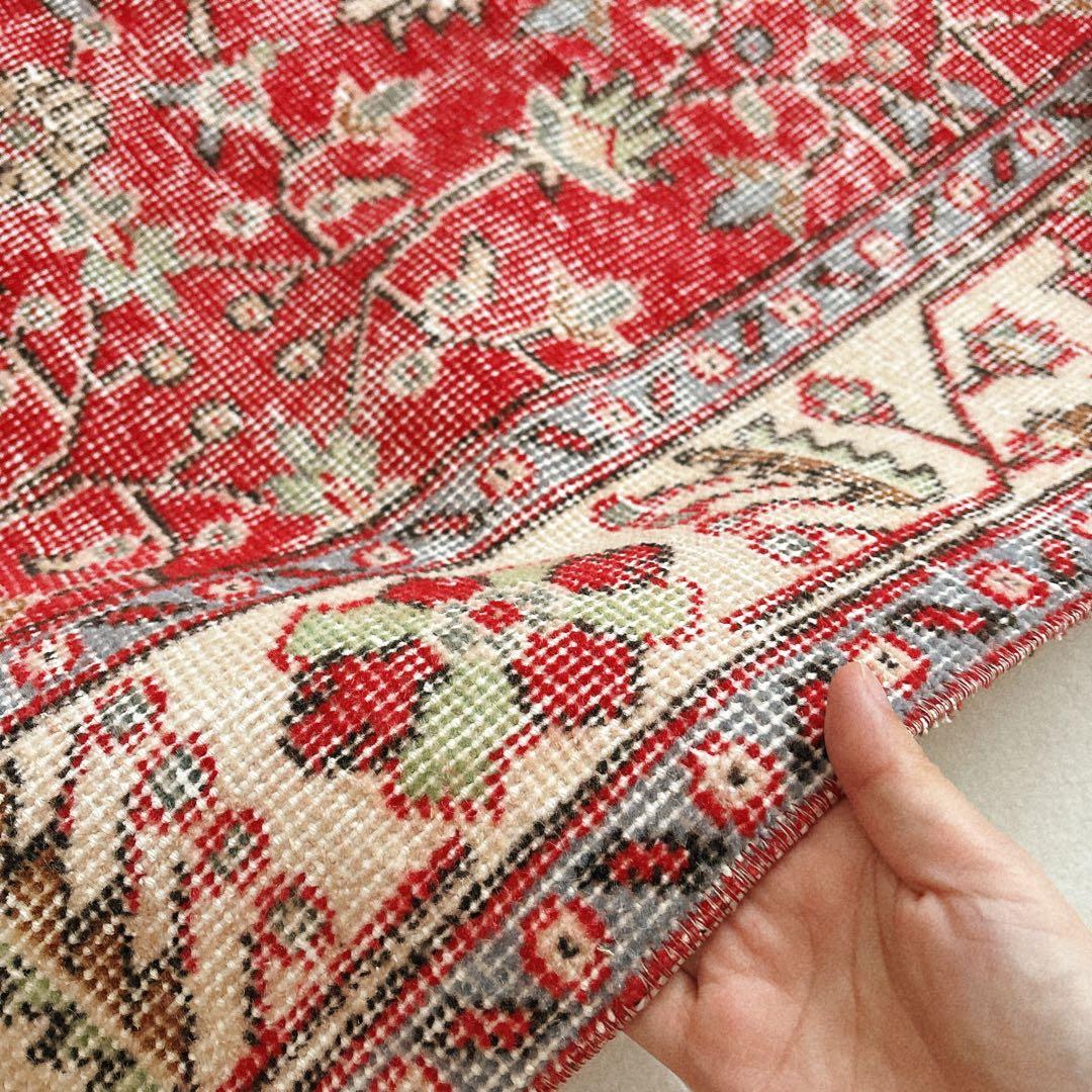 トルコ　ヴィンテージラグ　赤　フローラル