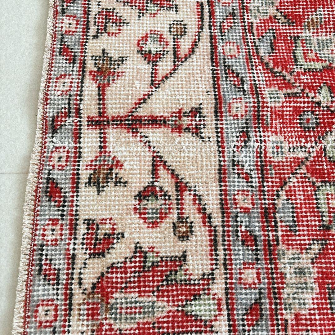 トルコ　ヴィンテージラグ　赤　フローラル