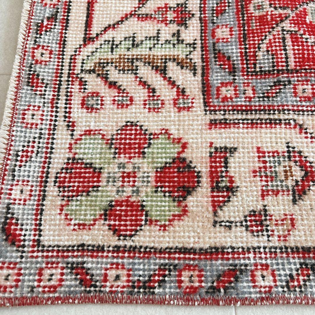 トルコ　ヴィンテージラグ　赤　フローラル