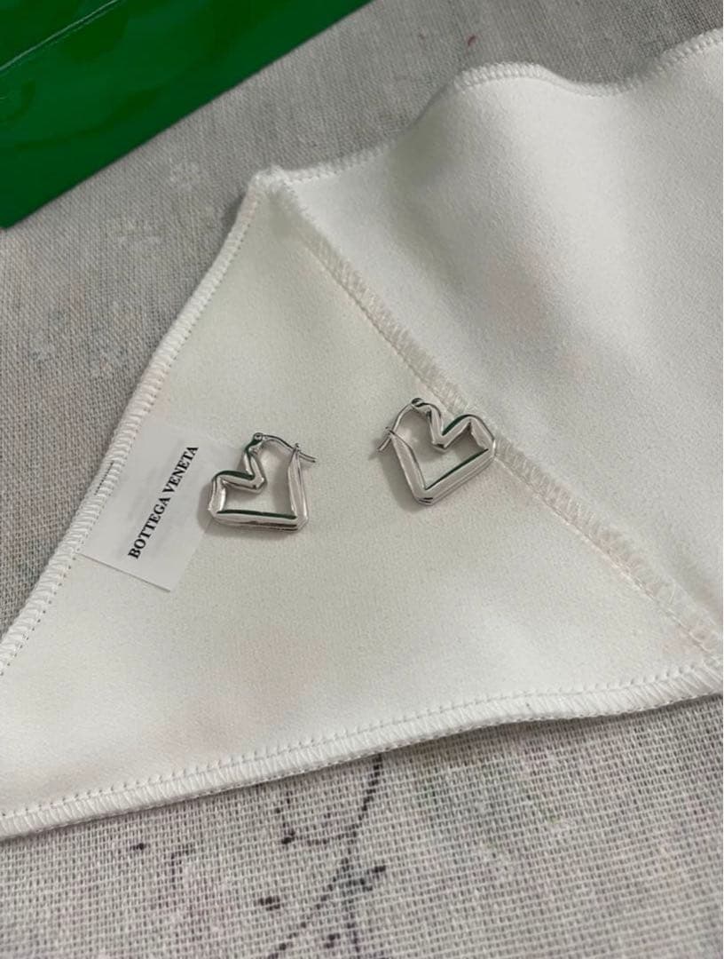 【BOTTEGA VENETA】H ビーム ピアス ハートシェイプ