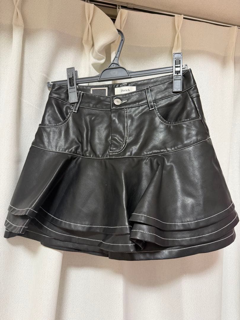 フリルレザーショートパンツ