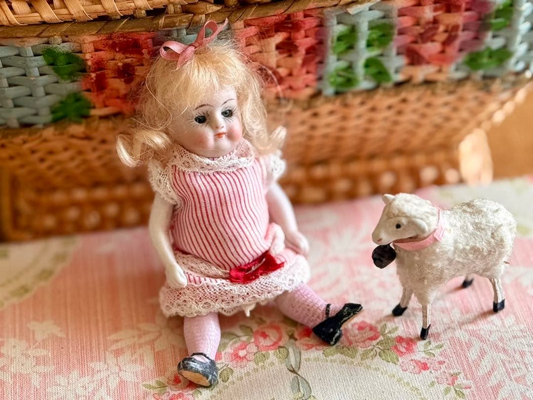 アンティーク　ミニョネット　ドール　＊赤いストライプのドレスの女の子＊