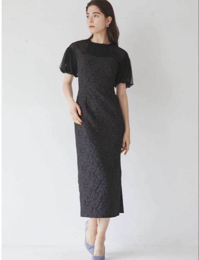 ラグナムーン レーススリーブ付き黒ドレス