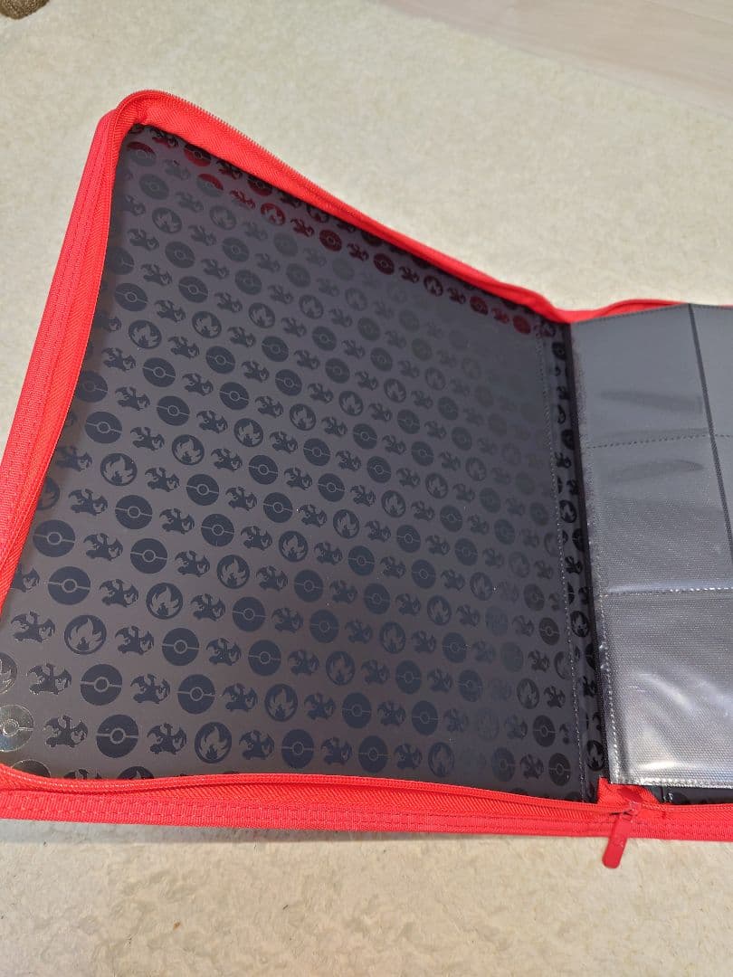 【海外限定】 リザードン 12ポケットジッパー付きバインダー Ultra Pro