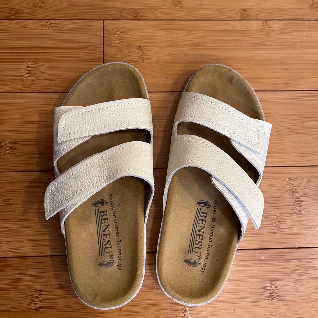 BENESU ホワイト クロスストラップ サンダル