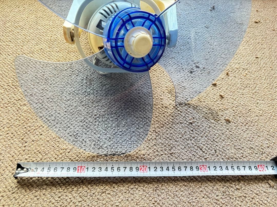 青い3枚羽根の扇風機