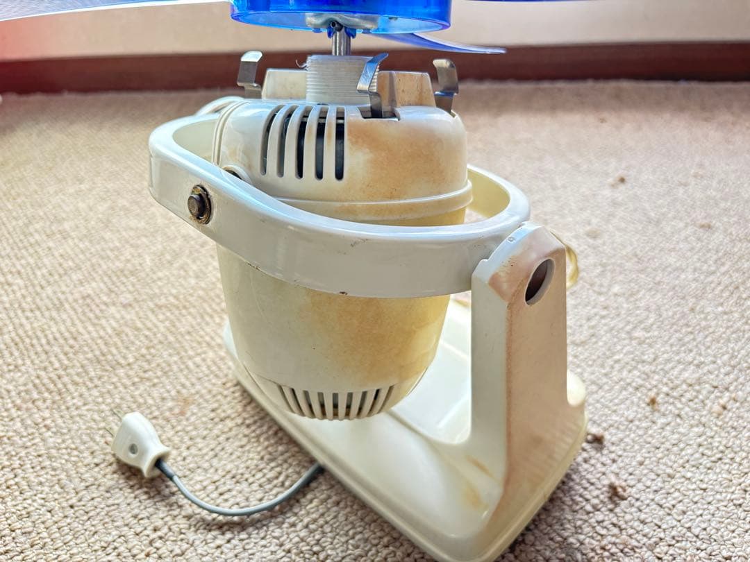 青い3枚羽根の扇風機