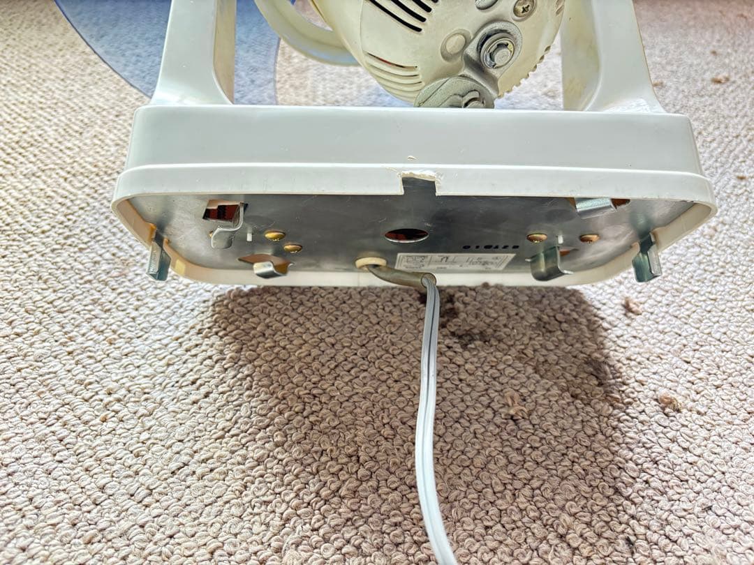 青い3枚羽根の扇風機