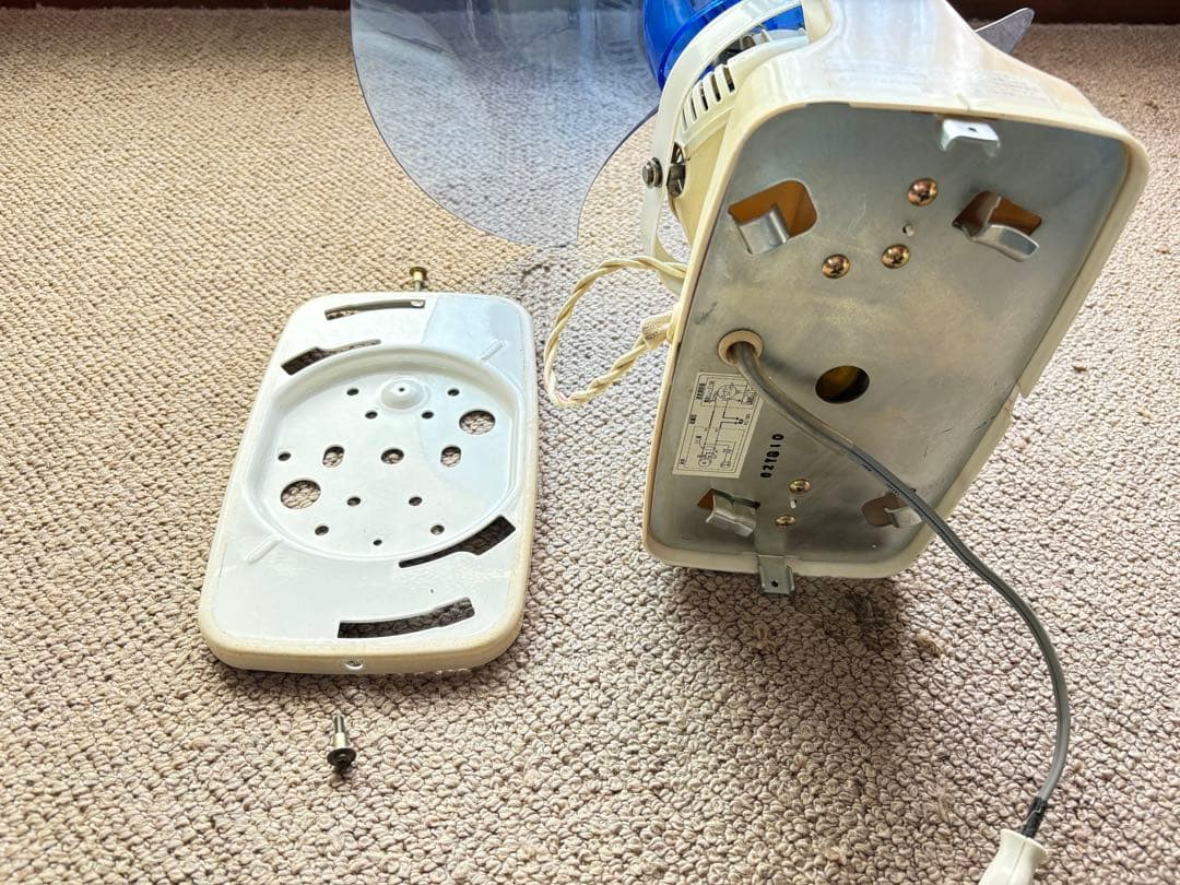 青い3枚羽根の扇風機