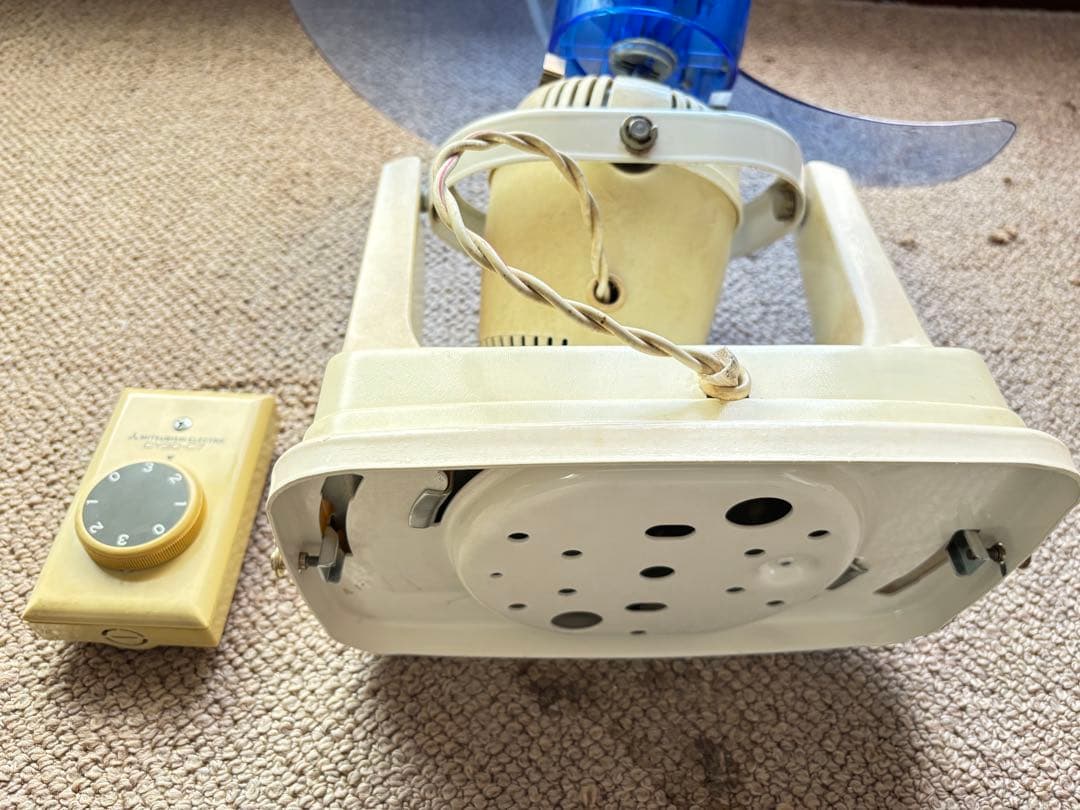 青い3枚羽根の扇風機