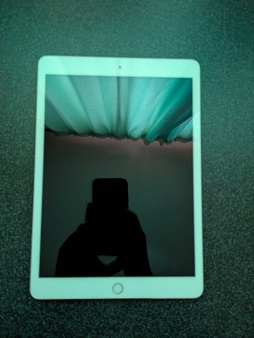 L*a様 iPad 第7世代 32GB Wi-Fiモデル・動作良好・ スタンド機