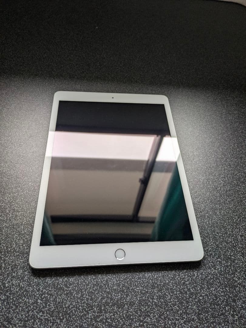 L*a様 iPad 第7世代 32GB Wi-Fiモデル・動作良好・ スタンド機