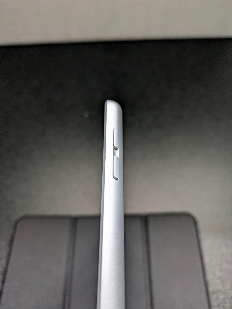 L*a様 iPad 第7世代 32GB Wi-Fiモデル・動作良好・ スタンド機