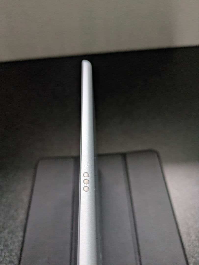 L*a様 iPad 第7世代 32GB Wi-Fiモデル・動作良好・ スタンド機