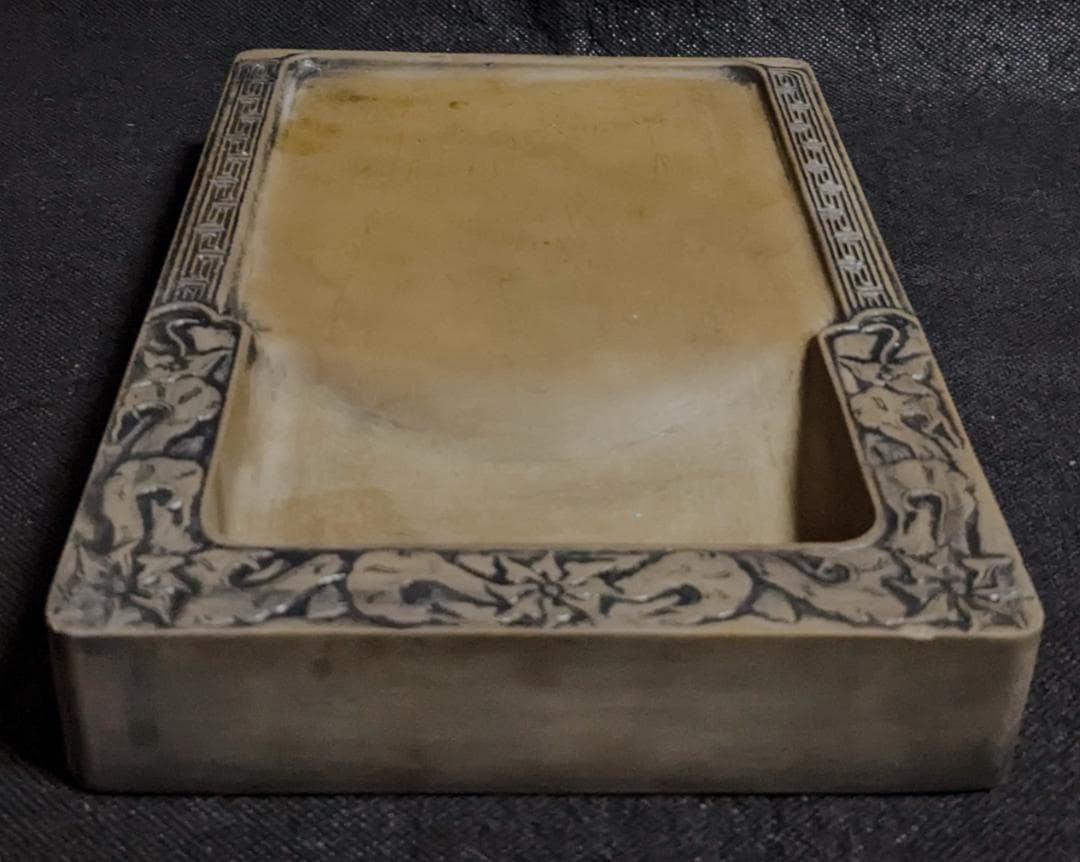 【ゆう】　　◆澄泥・吉祥雷廻文門字硯（鱔魚黄九吋／布化粧箱）