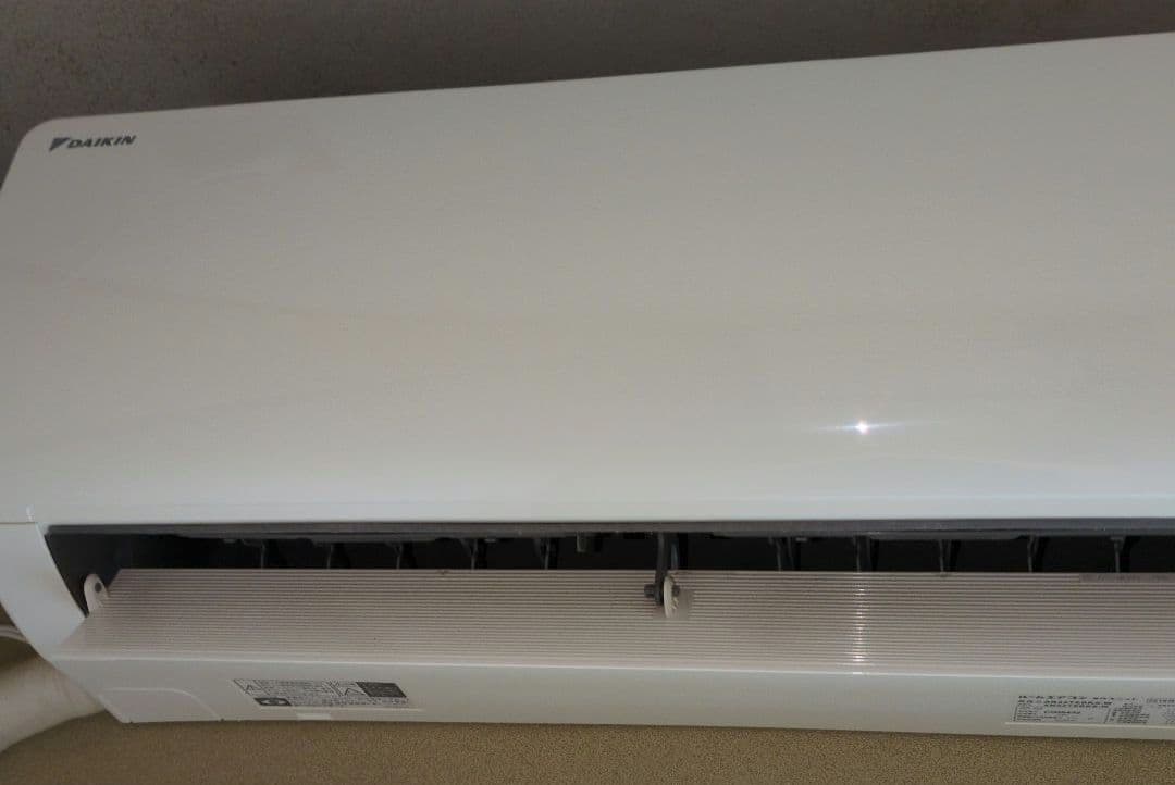 ダイキン エアコン ホワイト 冷暖房機能　２２型 室内機のみ。ストリーマエアコン