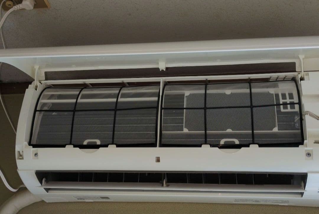 ダイキン エアコン ホワイト 冷暖房機能　２２型 室内機のみ。ストリーマエアコン