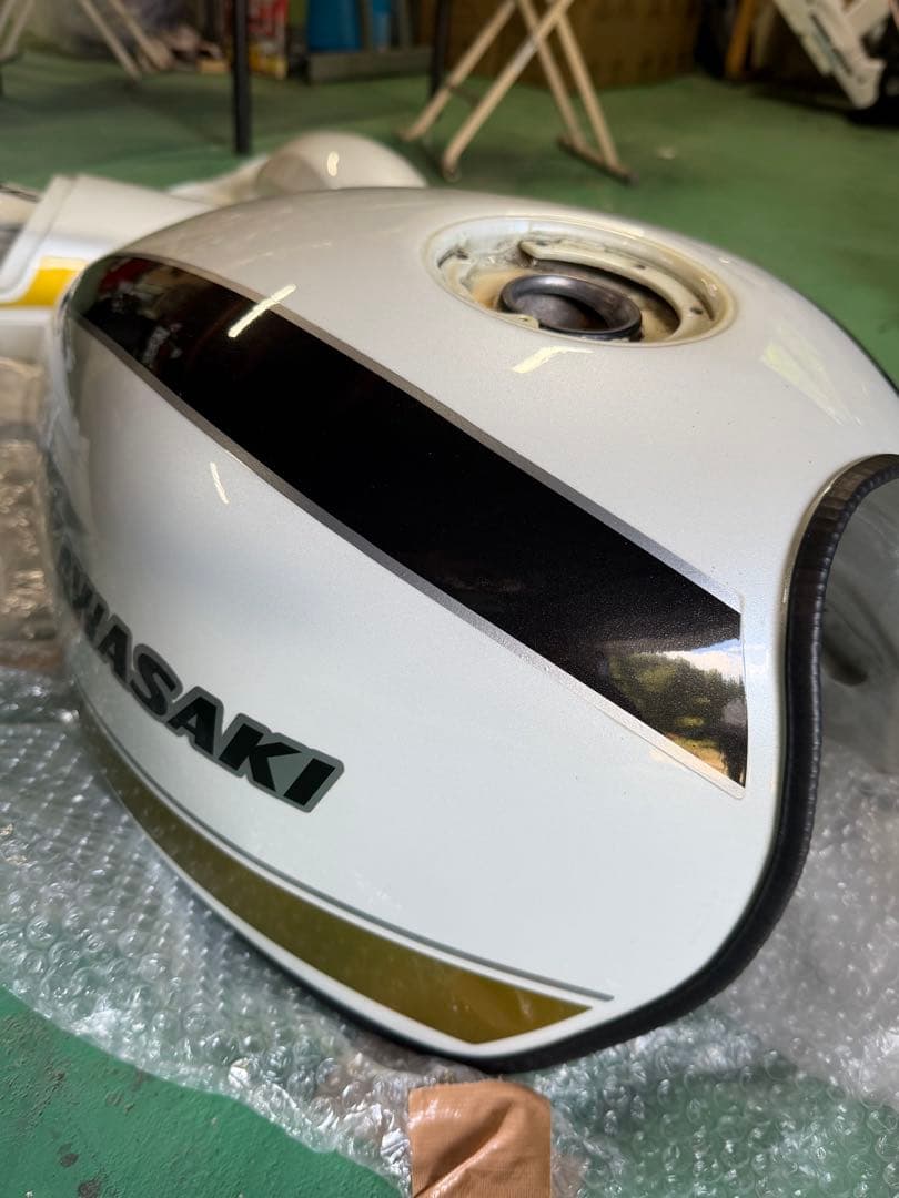 Kawasaki ゼファー750 外装一式　ホワイトタイガー