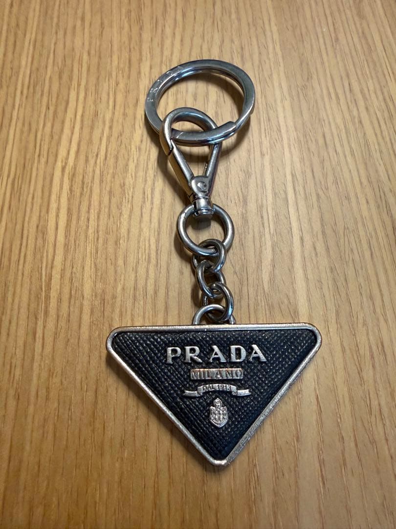 PRADA トライアングル型キーホルダー　プラダ　キーリング
