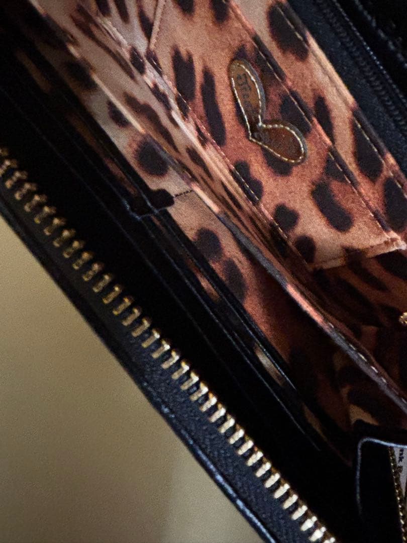 Think Bee!☆新品タグ付き ヒョウ柄 グリッターラウンドファスナー長財布