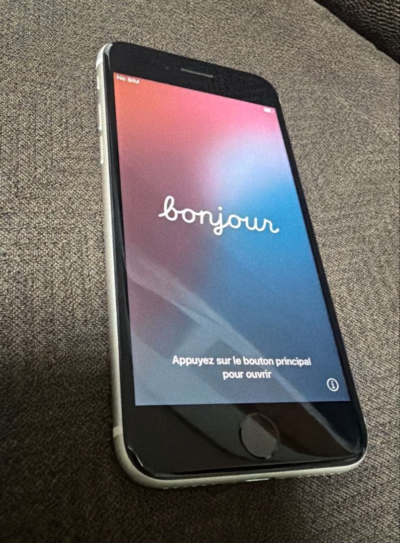 Apple iPhone SE 64GB WH ホワイト　第3世代　ドコモ