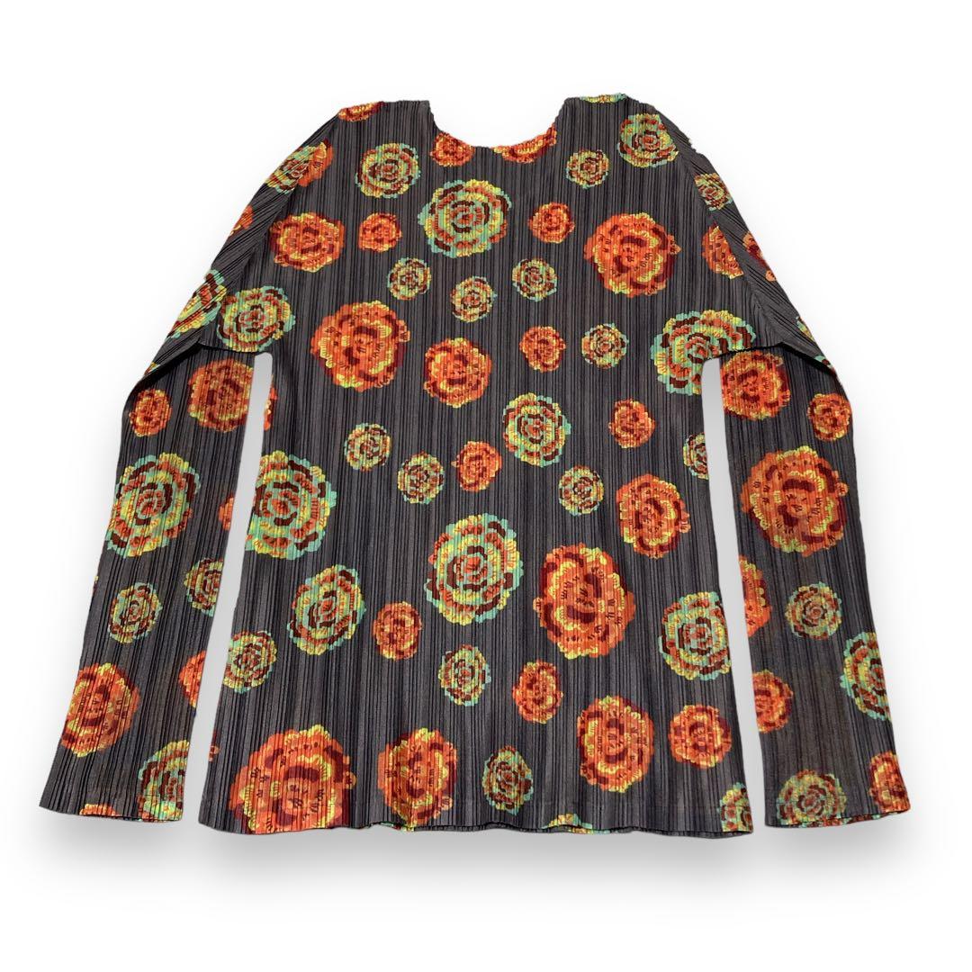 【薔薇を散りばめたデザイン】プリーツプリーズ カットソー 長袖 ボタニカル柄