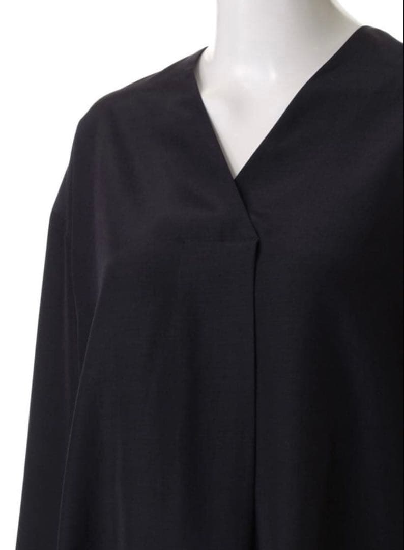 【新品】2025SS ebure エブール Vネックブラウスネイビー