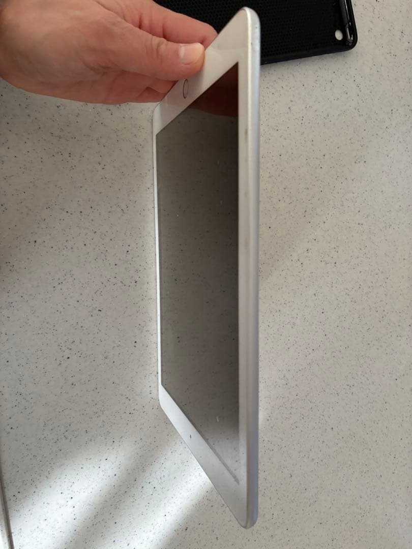 Apple iPad 第6世代　無印　シルバー 本体　wi-fiモデル　32GB