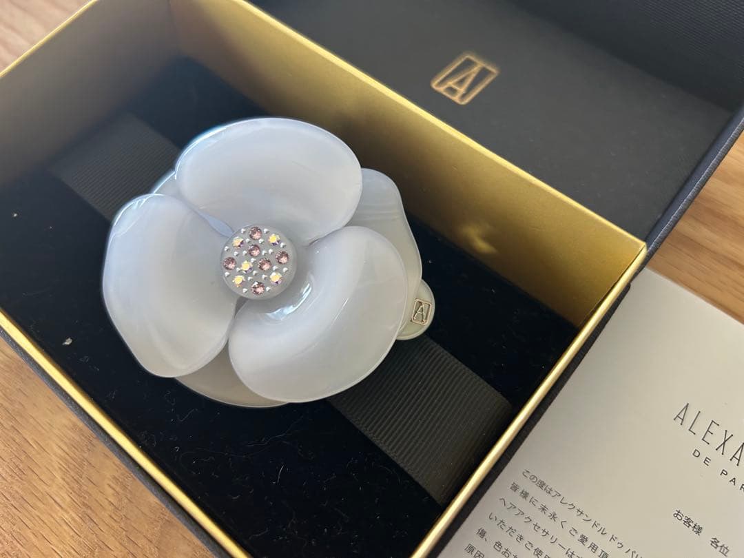 アレクサンドルドゥパリ 2色スワロフスキーのカメリア バレッタ 水色