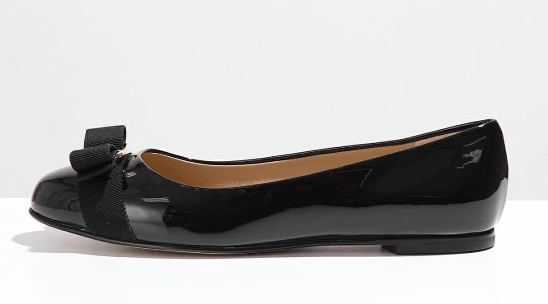 新品未使用フェラガモ、パンプス23.5センチ ゴールドリボンモチーフ上品可愛い