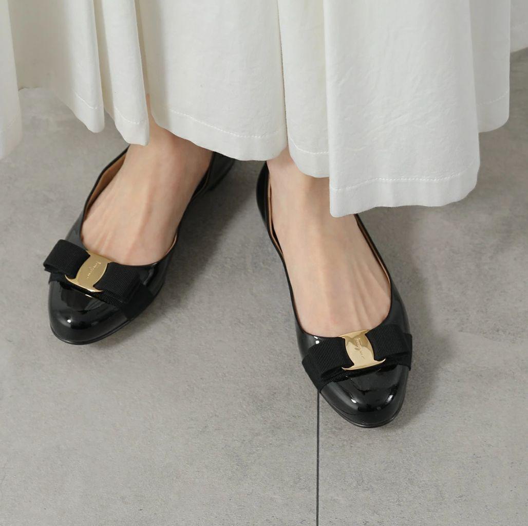 新品未使用フェラガモ、パンプス23.5センチ ゴールドリボンモチーフ上品可愛い