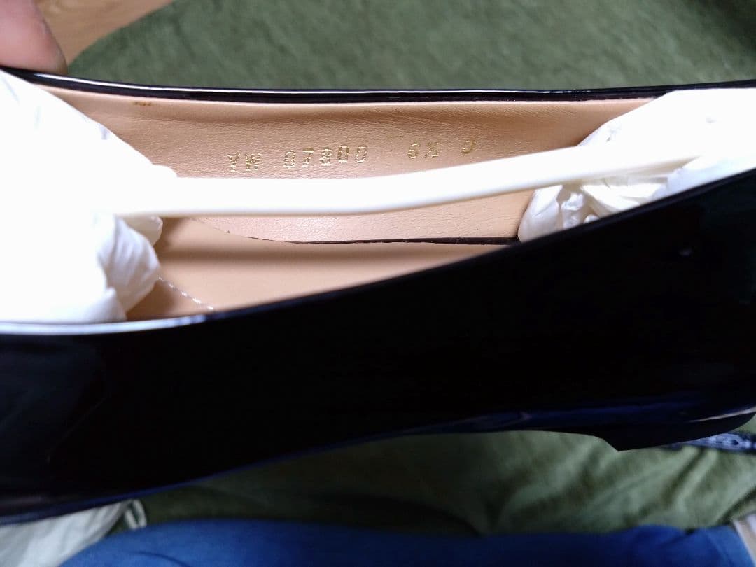 新品未使用フェラガモ、パンプス23.5センチ ゴールドリボンモチーフ上品可愛い