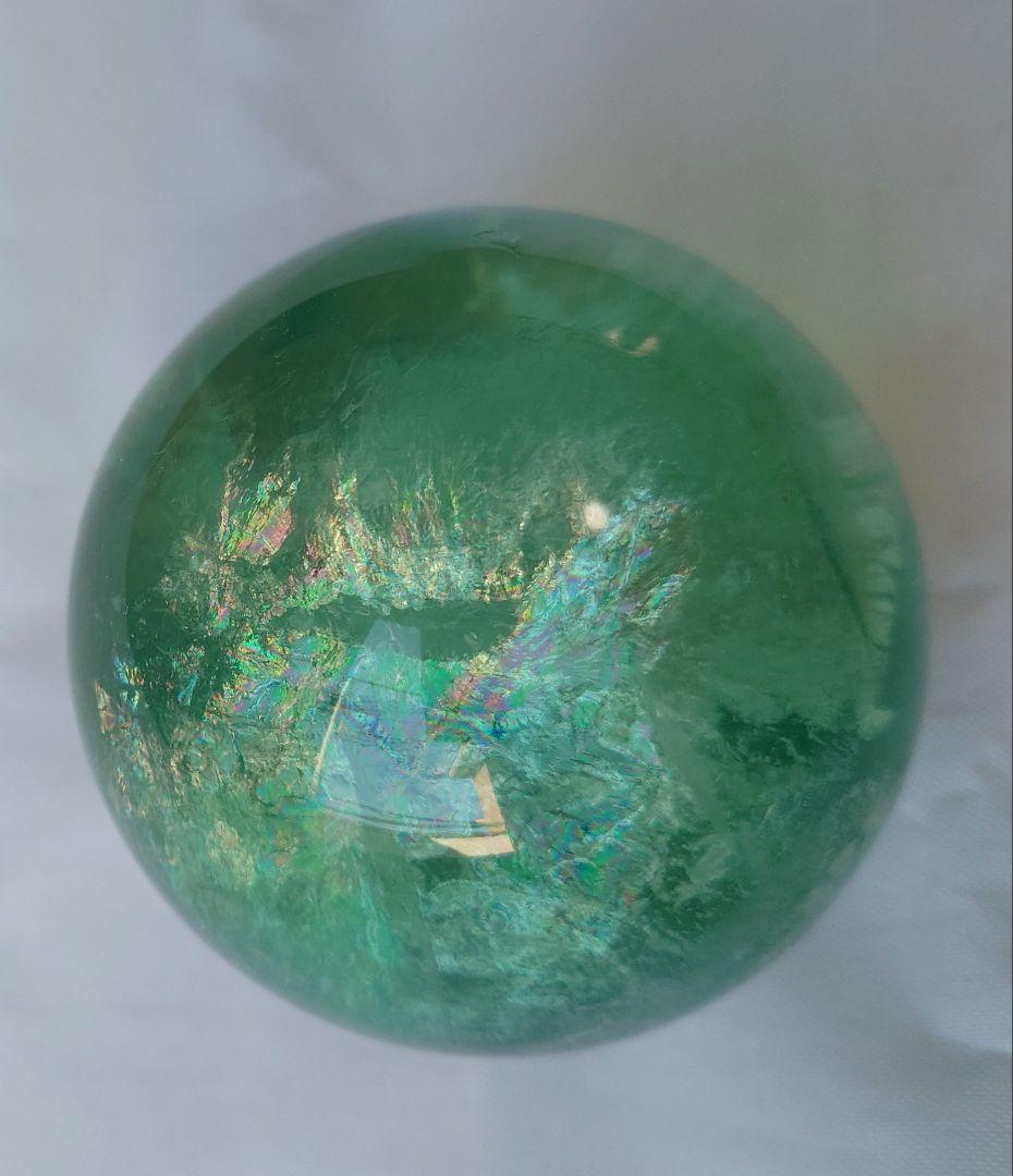 虹が美しいグリーンフローライトスフィア 天然石 丸玉