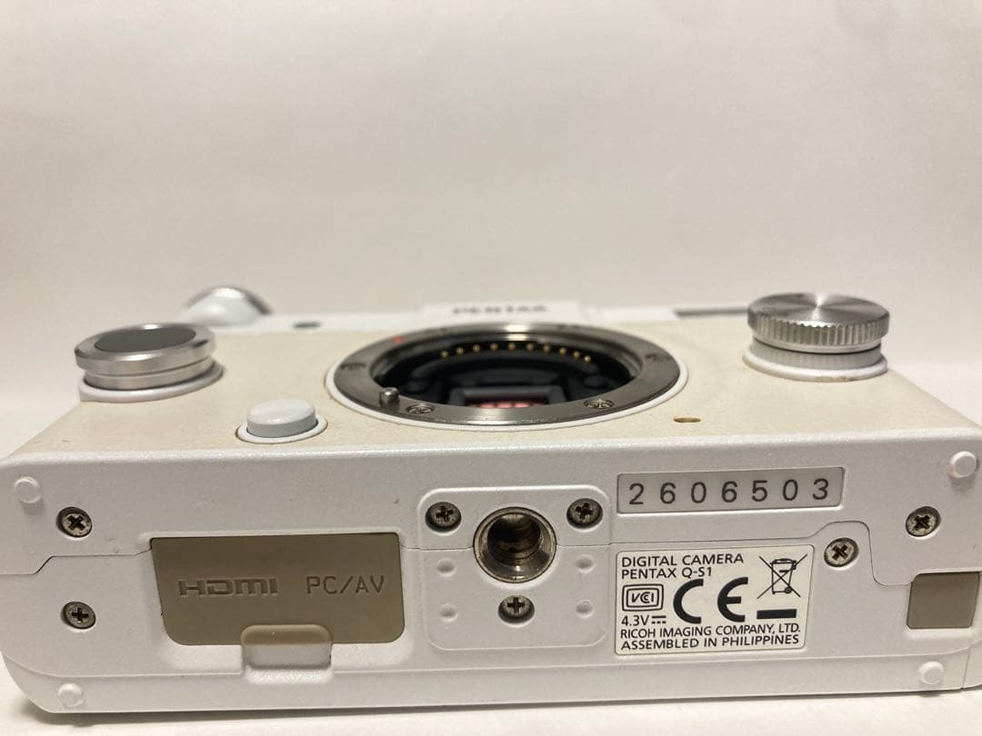 【PENTAX Q-S1 】ホワイト バッテリーチャージャー付き【即日配送】