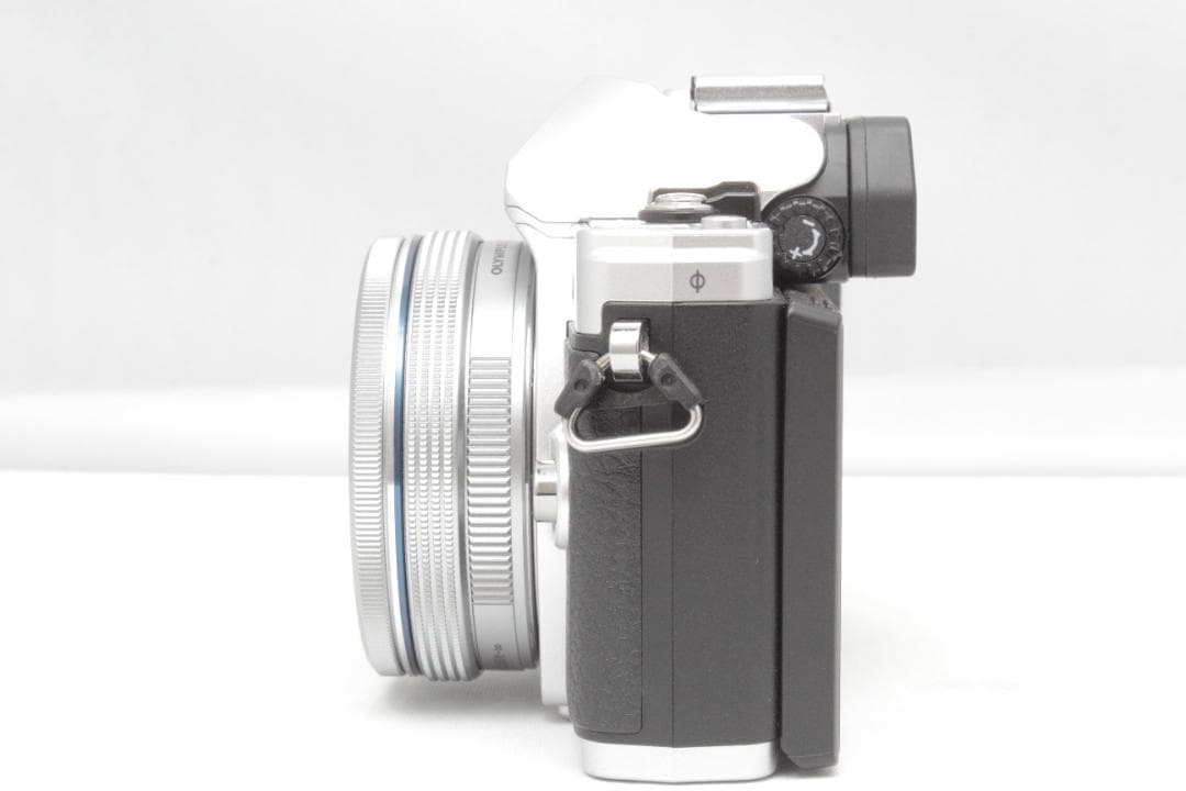 新品級！OLYMPUS OM-D E-M10 Mark III ダブルズ―ム
