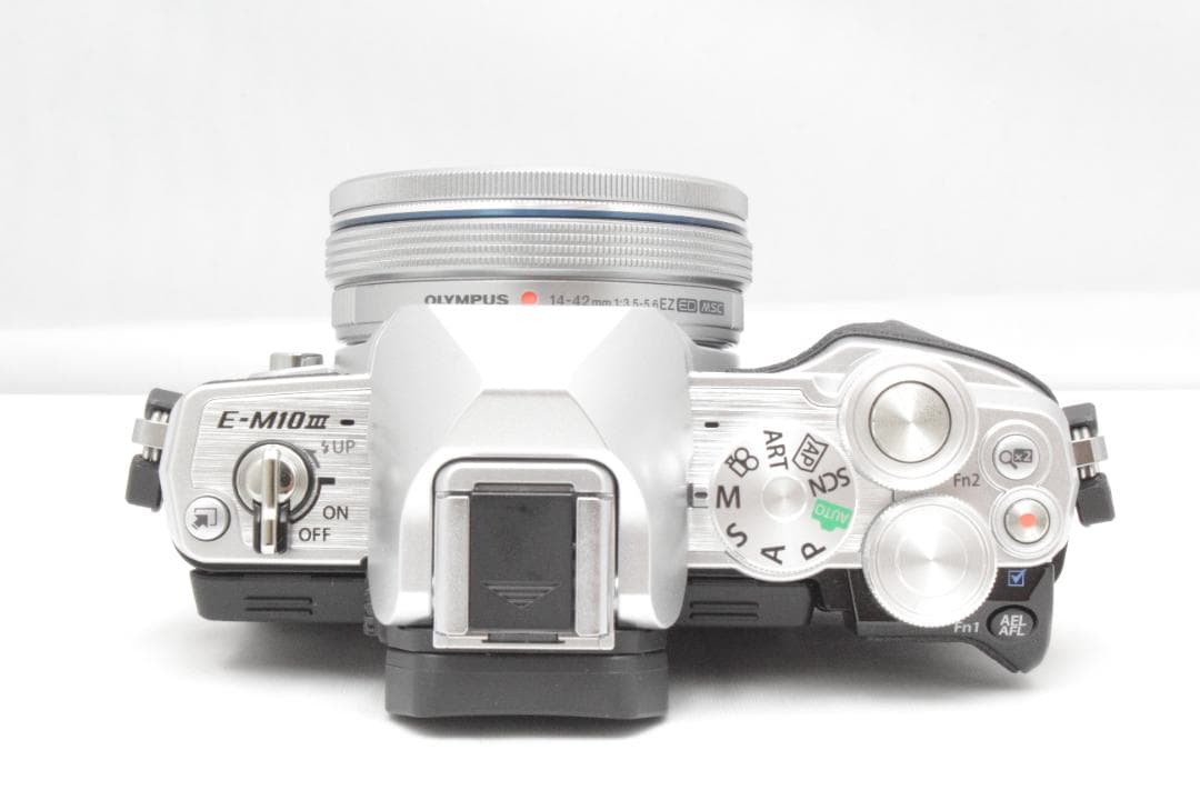 新品級！OLYMPUS OM-D E-M10 Mark III ダブルズ―ム