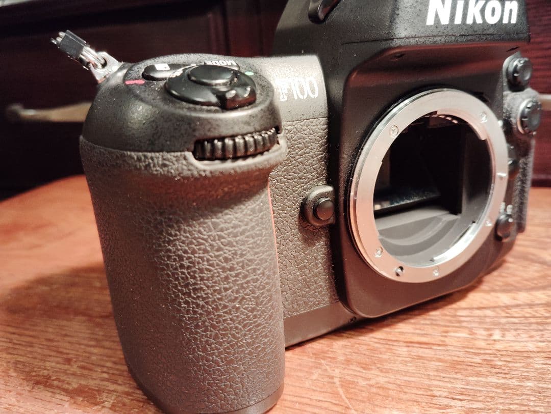 Nikonf100 本体のみ