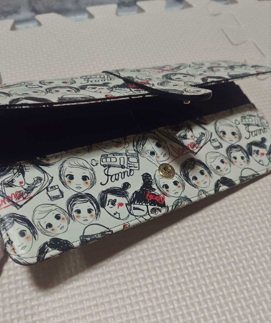 美品・IANNE（イアンヌ）フラグメントケースのような長財布 フェイス柄