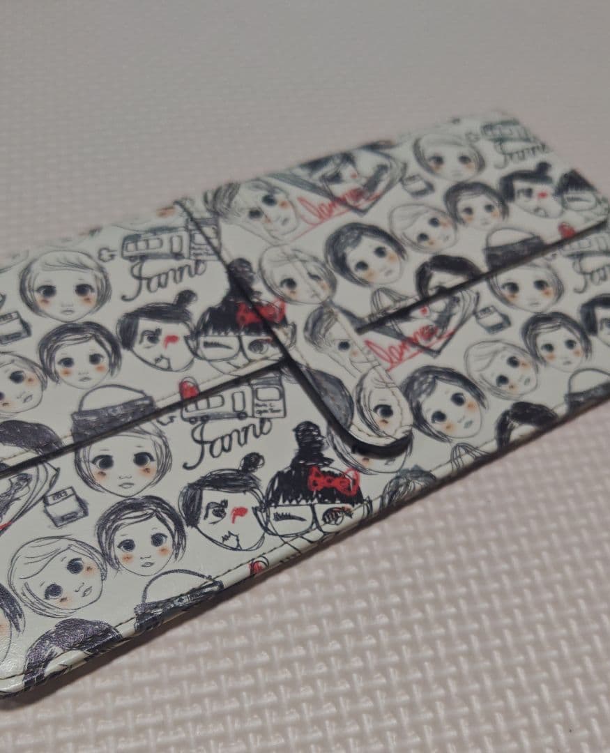 美品・IANNE（イアンヌ）フラグメントケースのような長財布 フェイス柄